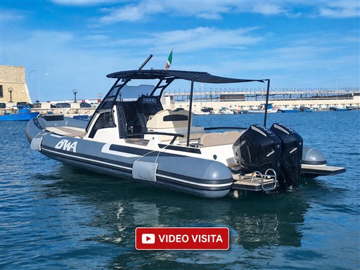 Porto soleggiato e barca RIB