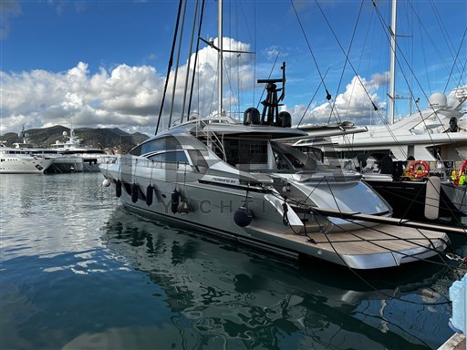 Pershing 8x