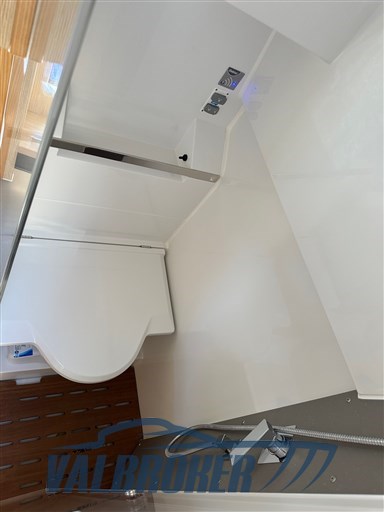 Sealine c335v verbella boat show (7)