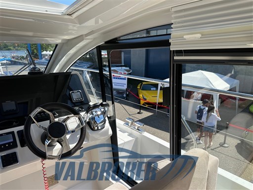 Sealine c335v verbella boat show (1)