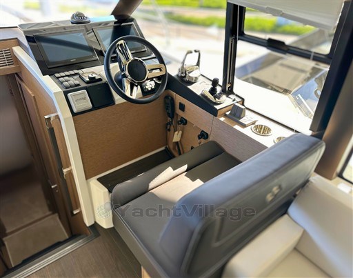 04292_ao2qm_cockpit_2.jpg