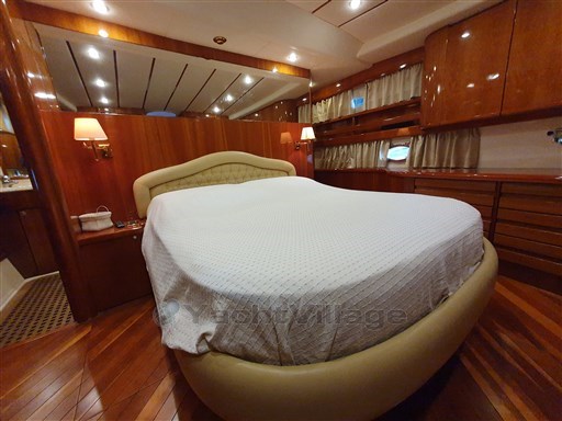 Conam 60 Wide Body Cabina armatore a prua con letto rovesciato in parete centro barca