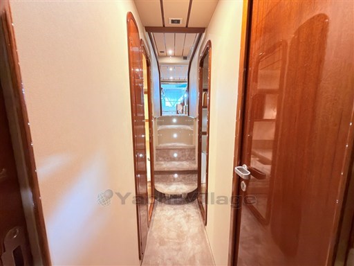 Ferretti 165-32-corridoio