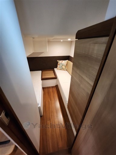 Sealine SC 35 Ingresso della cabina ospiti doppia di poppa con divanetto