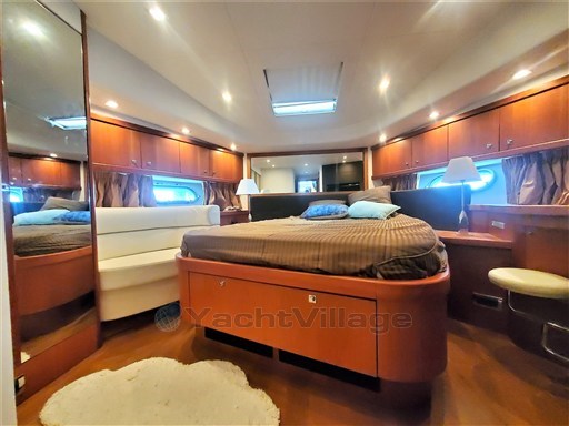 Sunseeker Manhattan 70Vip a prua 