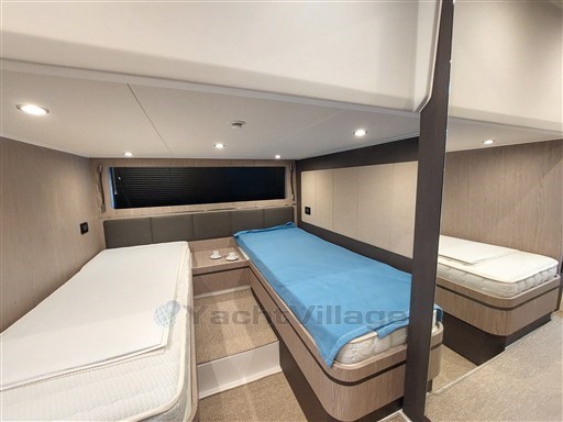 Azimut Atlantis 45 guest cabin
