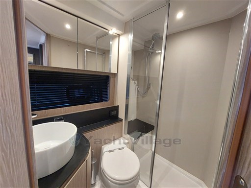 Azimut Atlantis 45 bathroom