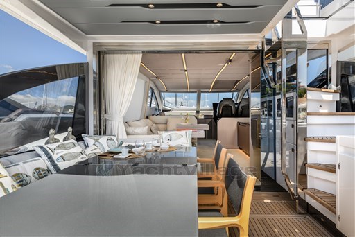 Azimut S7New cockpit and salon