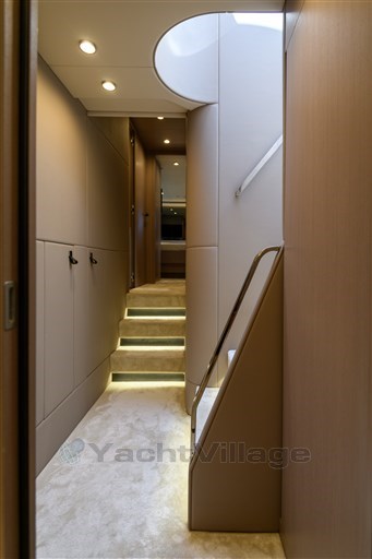 Azimut S7New companionway