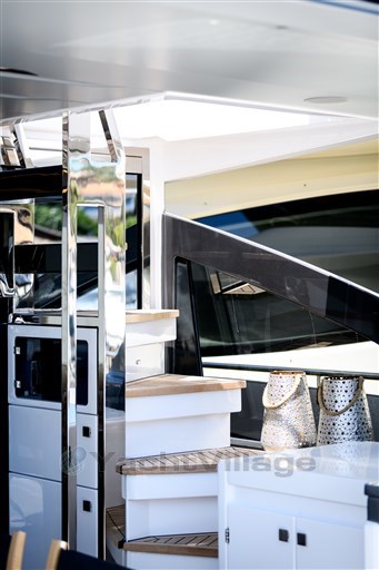 Azimut S7New cockpit stairs