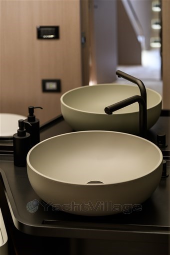 Azimut S7New bathroom detail
