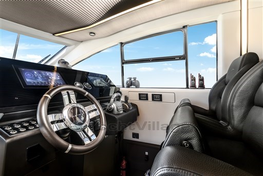 Azimut S7New helm station