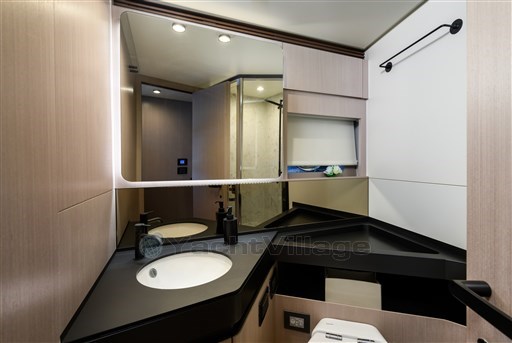 Azimut S7New Vip bathroom