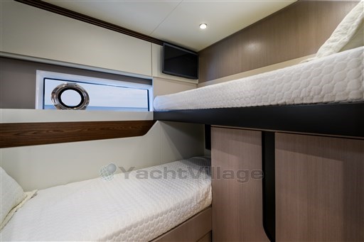 Azimut S7New L guest cabin